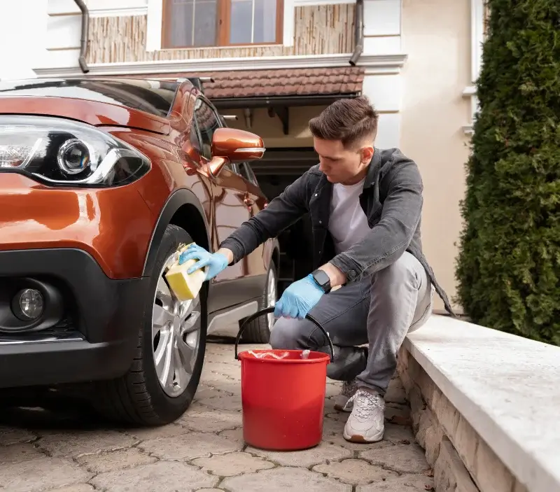 Lavage auto à domicile Bretagne-d'Armagnac : professionnel intervenant sur un véhicule